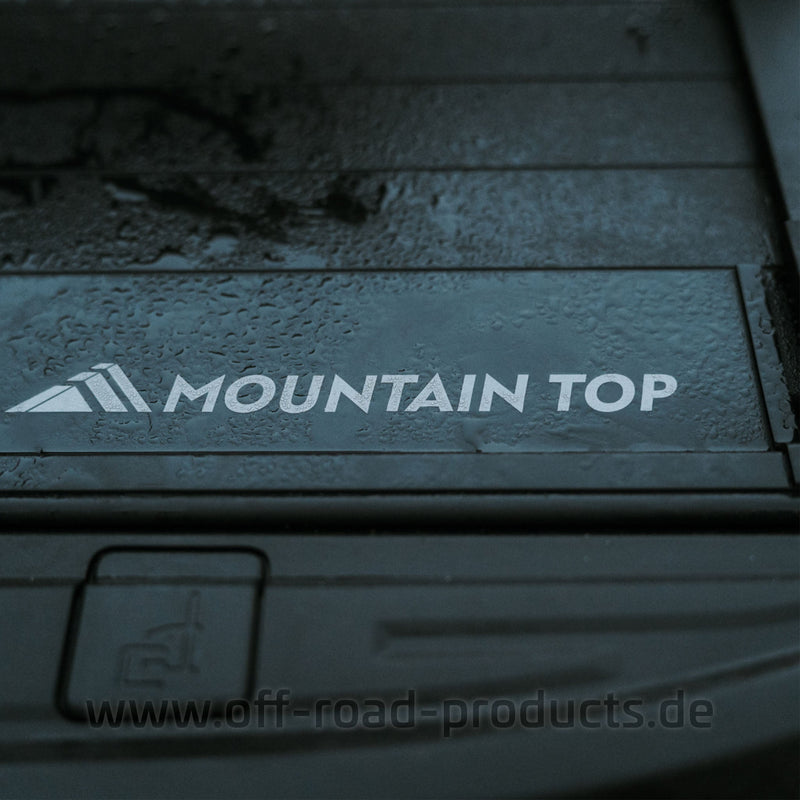 Detailaufnahme des Mountain Top Schriftzuges auf dem Regennassen Mountain Top Roll In Covers