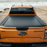Draufsicht des Ford Rangers, wobei das Roll in Cover von oben sichtbar ist und die nahtlose Integration mit dem Fahrzeugdesign hervorhebt.