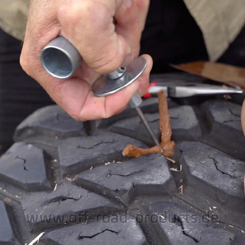 Mit dem T-Griff Einführwerkzeug des Reifenreparaturkits wird die Reparaturkordel in die beschädigte Stelle des Reifen eingeführt.