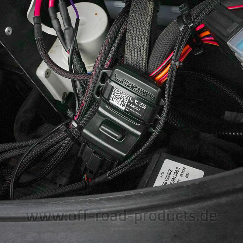 Canny Interface fertig montiert im Motorraum – sicher befestigt und einsatzbereit.