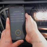 App-gesteuerte Steuerung der Lazer Zusatzbeleuchtung – Smartphone mit Canny App vor montiertem LED-Scheinwerfer.