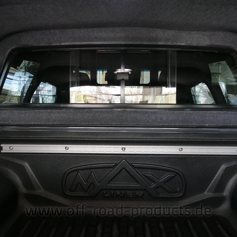 Alpha Type E+ Hardtop für den Mitsubishi L200 Innenansicht zur Fahrerkabine