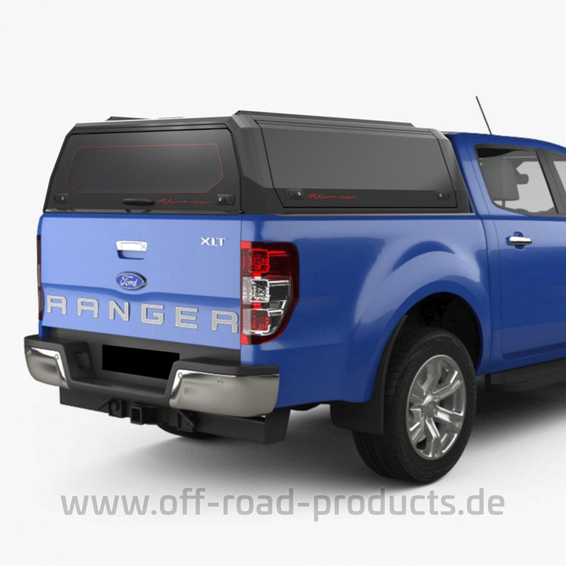 Ford Ranger Doppelkabine (Modell XLT) mit aufgesetztem Rhinoman Hardtop in Schwarz. Das Hardtop verfügt über eine große, getönte Heckscheibe und seitliche Klappen, passend für die Ladefläche. Das Fahrzeug steht vor neutralem Hintergrund, die Website www.off-road-products.de ist am unteren Bildrand sichtbar. Ideal für Pick-up-Zubehör und Hardtops für den Ford Ranger.