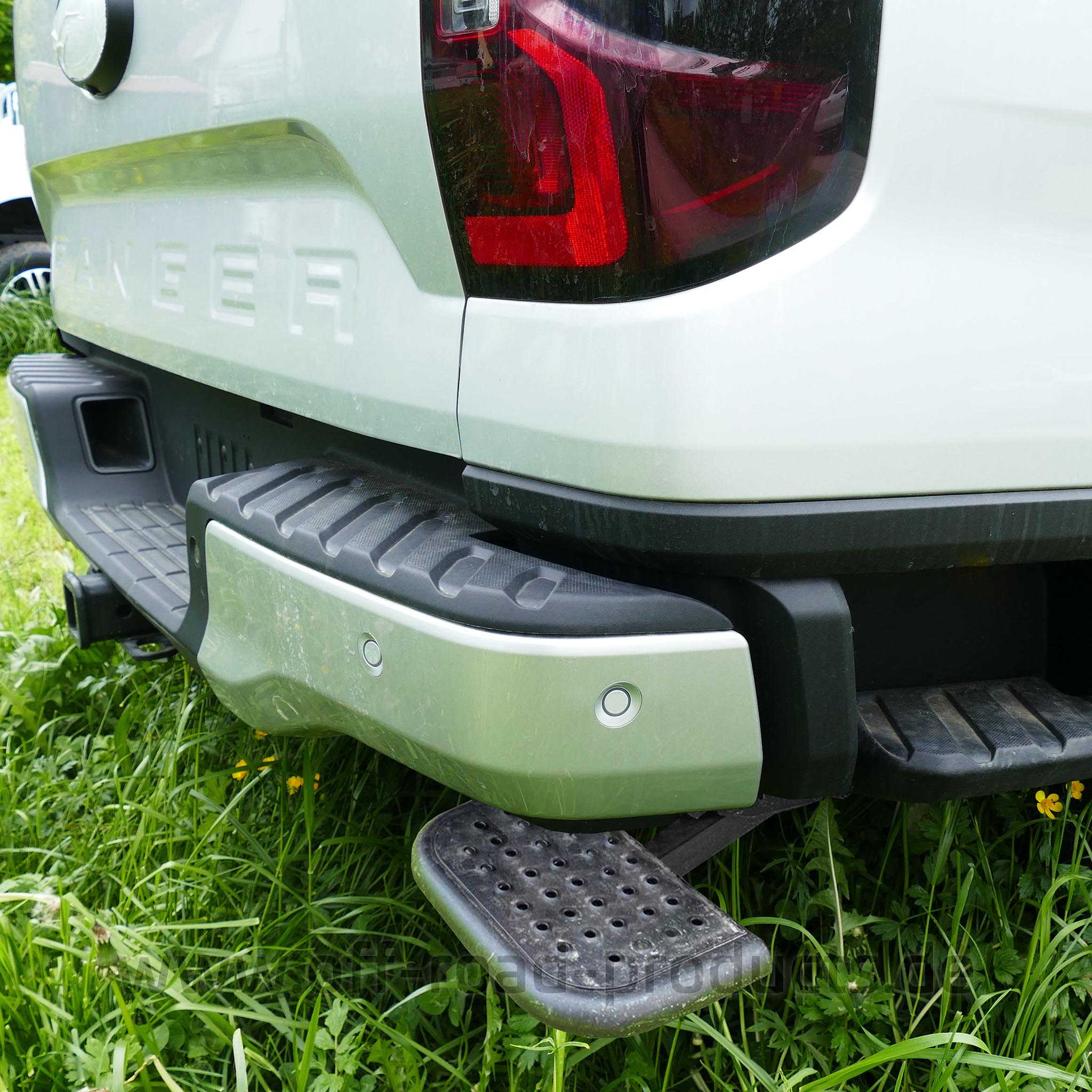 Retractable and extendable hop-up rear step Ford Ranger 2023 – ORP4x4