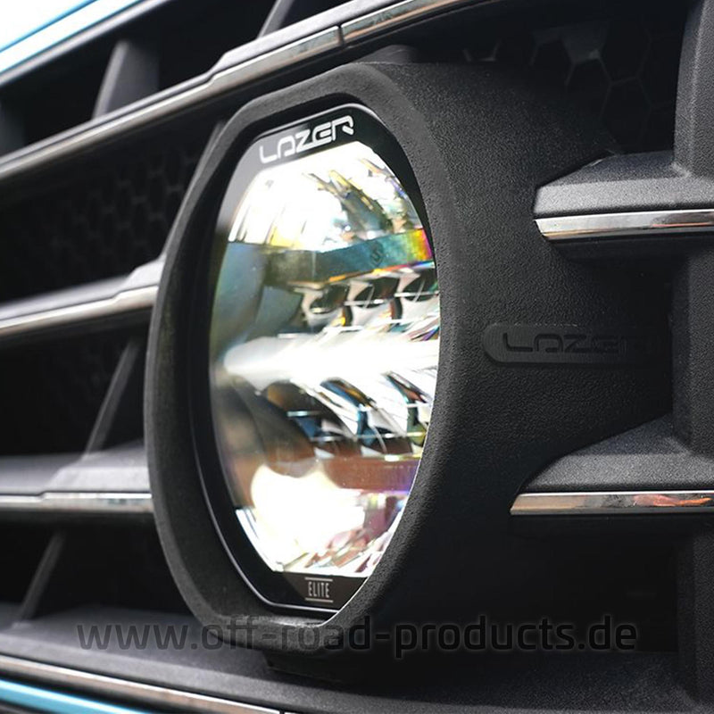 Detailaufnahme der verbauten Lazer Sentinel 7 Elite im Kühlergrill des INEOS Grenadier