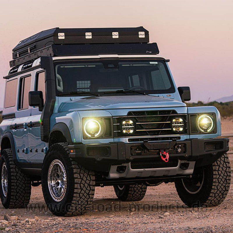 INEOS Grenadier in der Wüste mit eingeschalteten Lazer Sentinel 7 Elite LED-Scheinwerfern