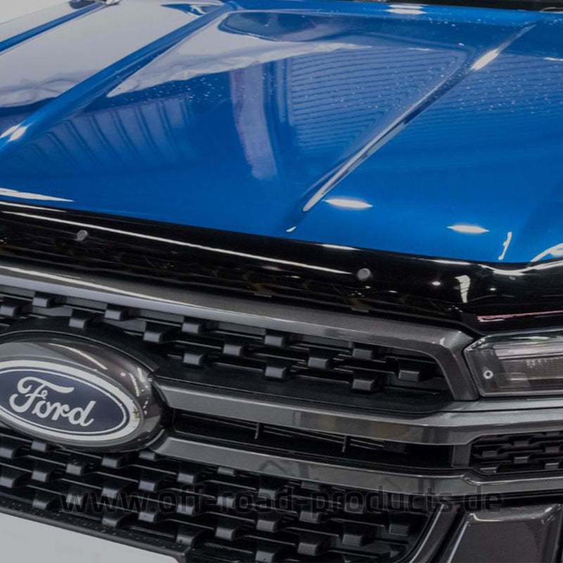 Motorhaubenwindabweiser für den Ford Ranger Next Gen aus Plexiglas montiert an einem Blauen Ford Ranger. Nützlicher Schutz gegen Insekten und Steinschlägen, mit wenigen Handgriffen montiert.